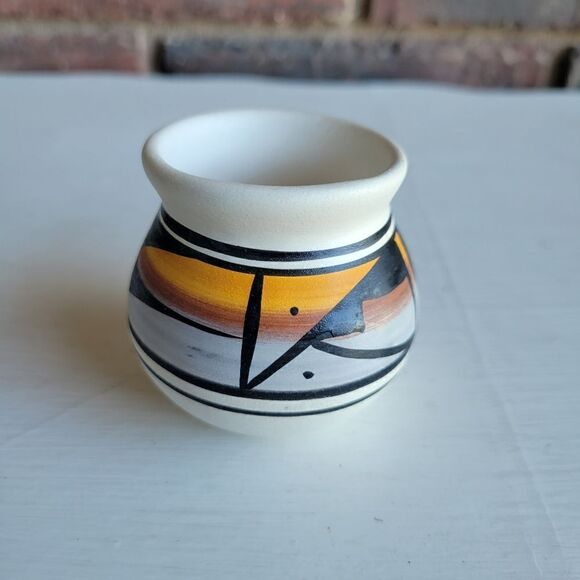 Vintage Native American Signed small Southwestern Pottery Vessel - Picture 4 of 10